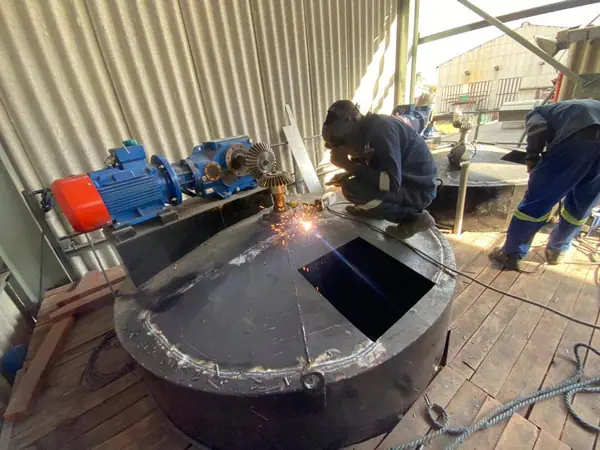 Fabricating and welding an agitator tank lid
