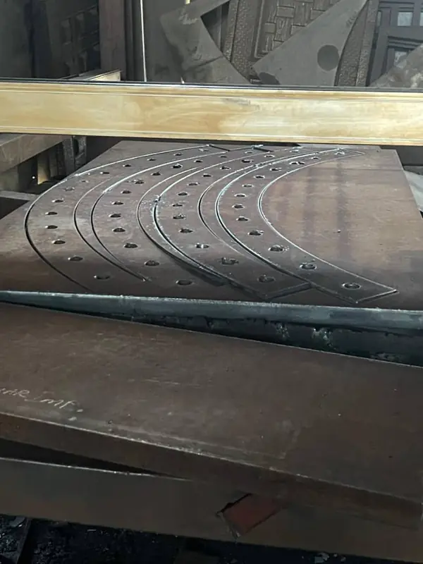 Curved steel components profiled from plate