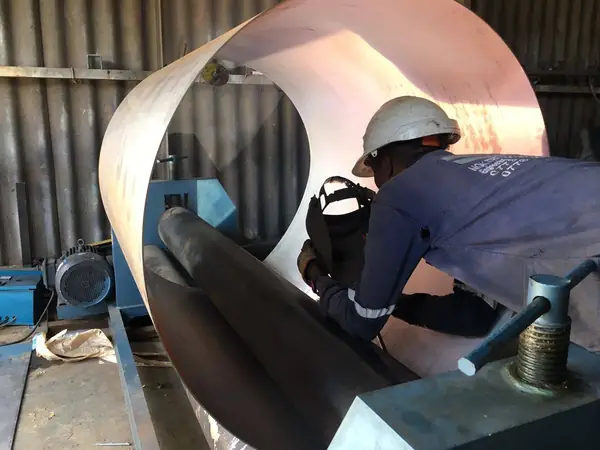Plate rolling machine forming a steel cylinder