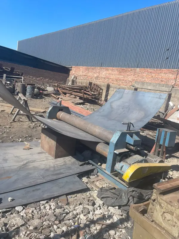 Plate rolling machine forming a steel plate