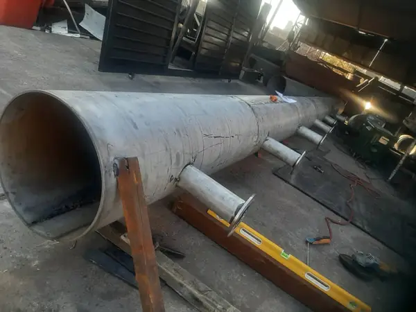 Stainless steel pipe with branch connections