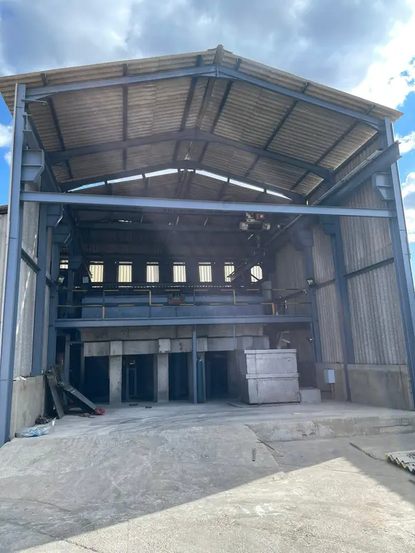 Steel portal-frame warehouse structure