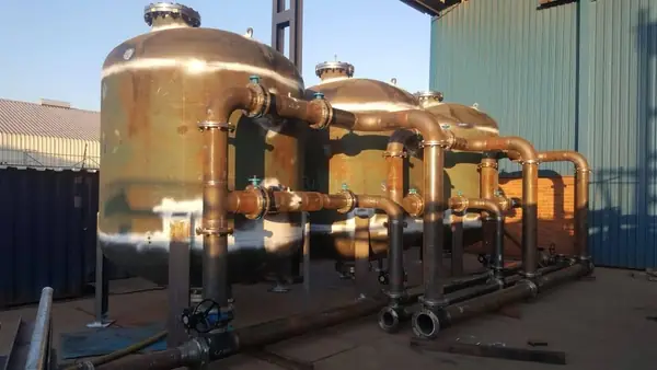 Pressure vessels with interconnecting pipework